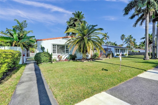 view of front facade with a front yard