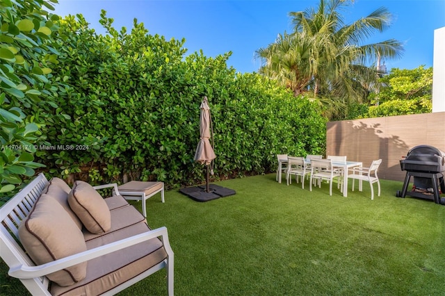 view of yard with an outdoor hangout area