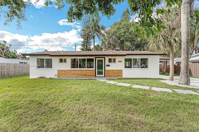 ranch-style house featuring a front yard