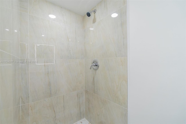 details featuring tiled shower