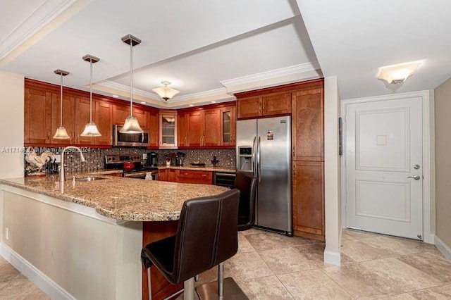 kitchen with sink, hanging light fixtures, kitchen peninsula, a breakfast bar, and appliances with stainless steel finishes