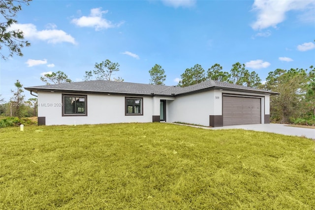 view of front of property featuring a front lawn and a garage