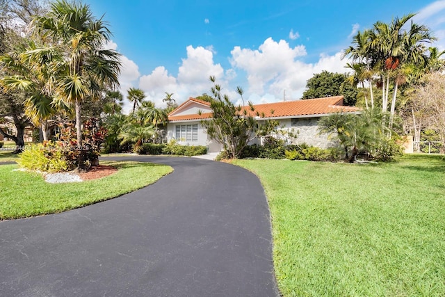 view of front of home featuring a front lawn