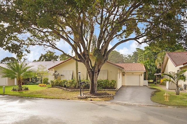 view of front of house featuring a front lawn and a garage