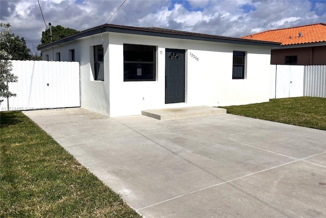 view of front facade featuring a front yard