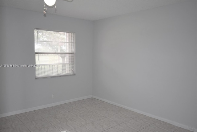 empty room featuring ceiling fan