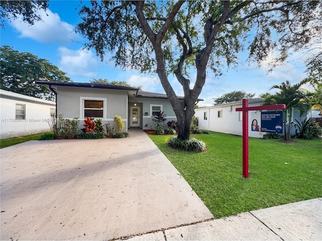 view of front of property featuring a front yard