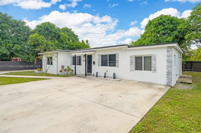 ranch-style house featuring a front yard