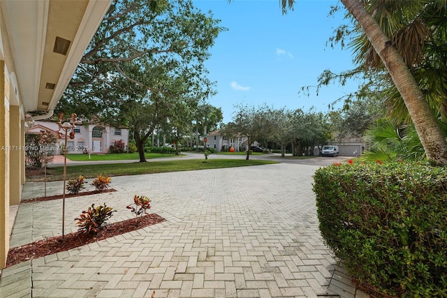 view of property's community featuring a lawn