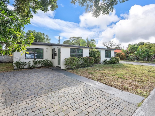 single story home with a front lawn