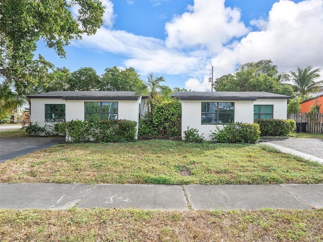 ranch-style house featuring a front lawn