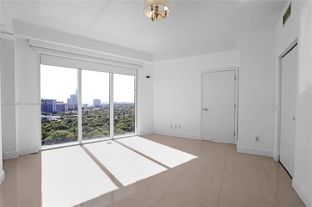 full bath with visible vents, vanity, toilet, and bath / shower combo with glass door