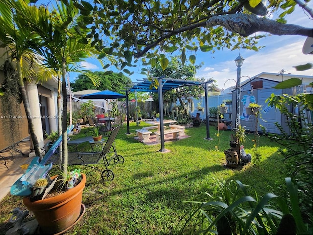 view of yard featuring a pergola