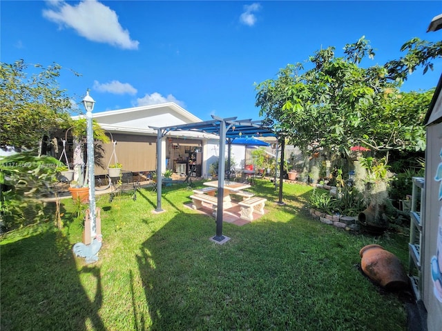 view of yard featuring a pergola