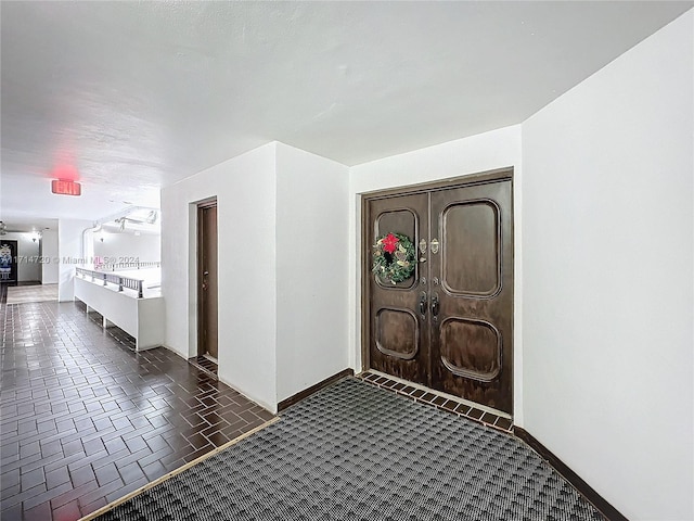 foyer entrance with ceiling fan