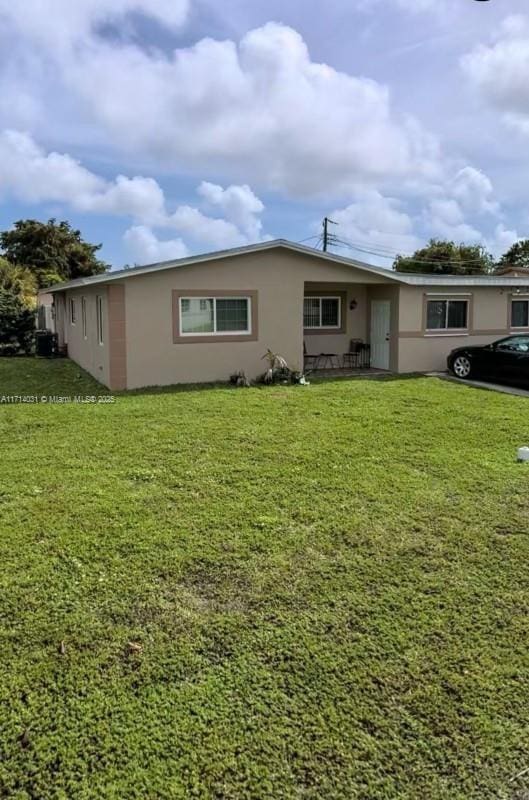 view of front of property featuring a front lawn