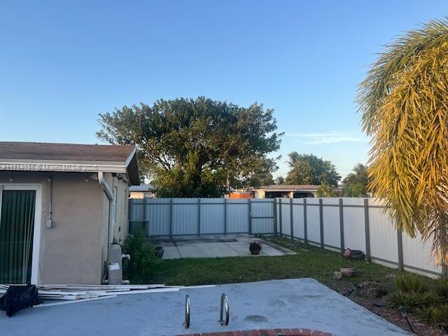 view of yard with a patio