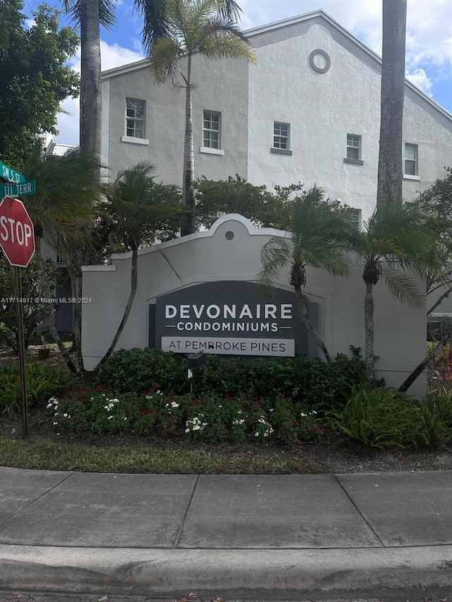 view of community / neighborhood sign