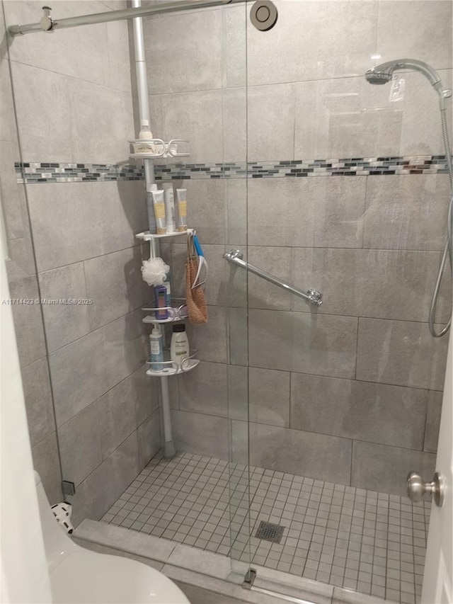 bathroom with a tile shower