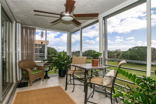 sunroom with ceiling fan