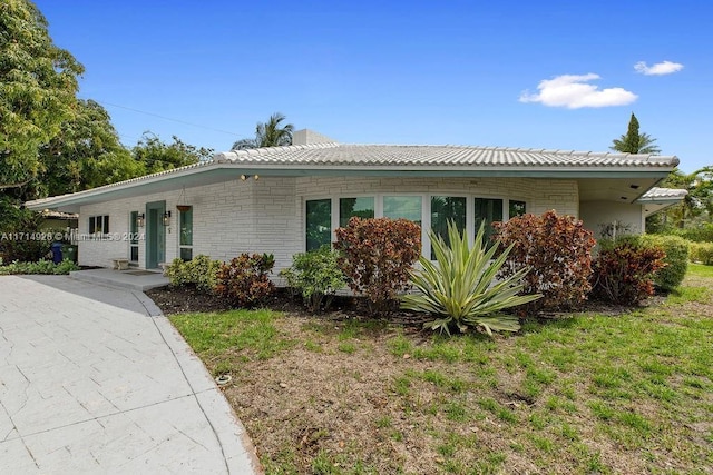 ranch-style house featuring a front lawn