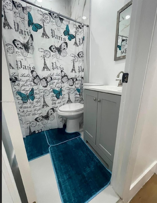 bathroom with a shower with curtain, vanity, and toilet