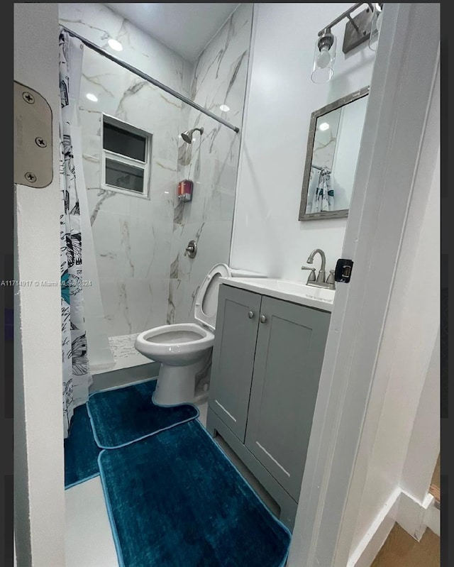 bathroom featuring a shower with curtain, vanity, and toilet