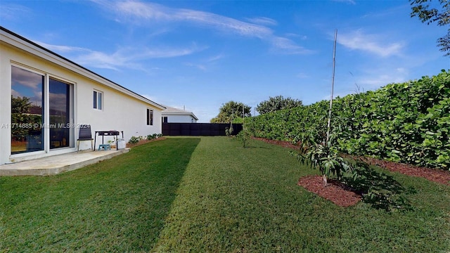 view of yard with a patio