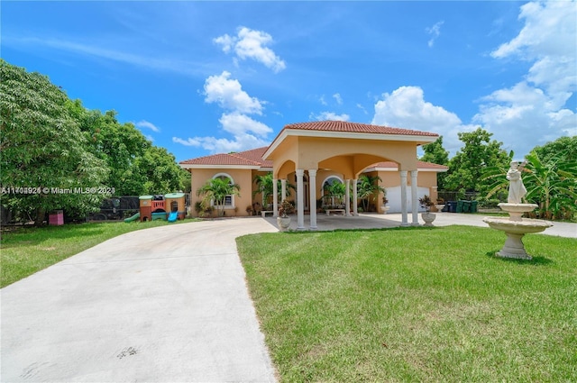 view of front of property featuring a front yard and a garage