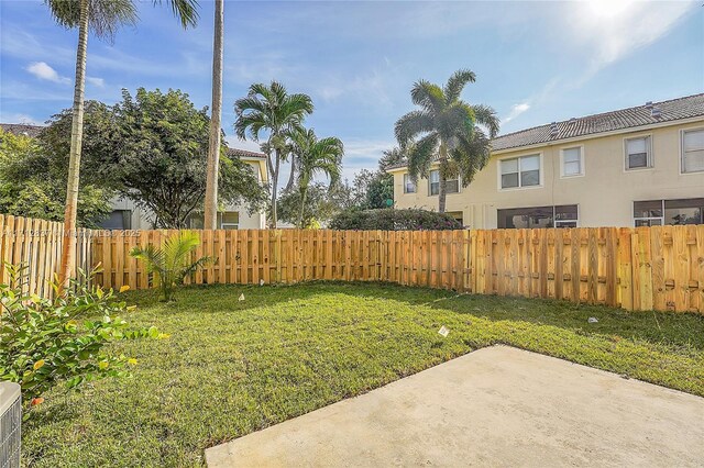 view of yard featuring a patio