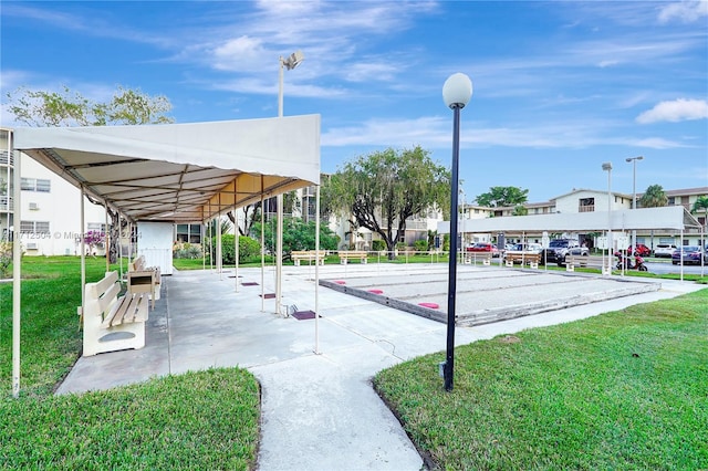 view of property's community featuring a lawn