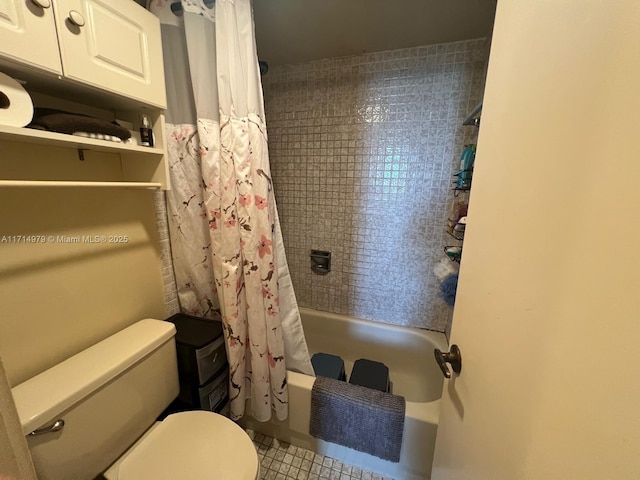 full bathroom featuring toilet and shower / bath combo with shower curtain