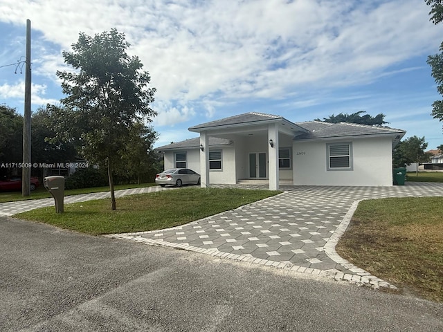 view of front facade featuring a front yard