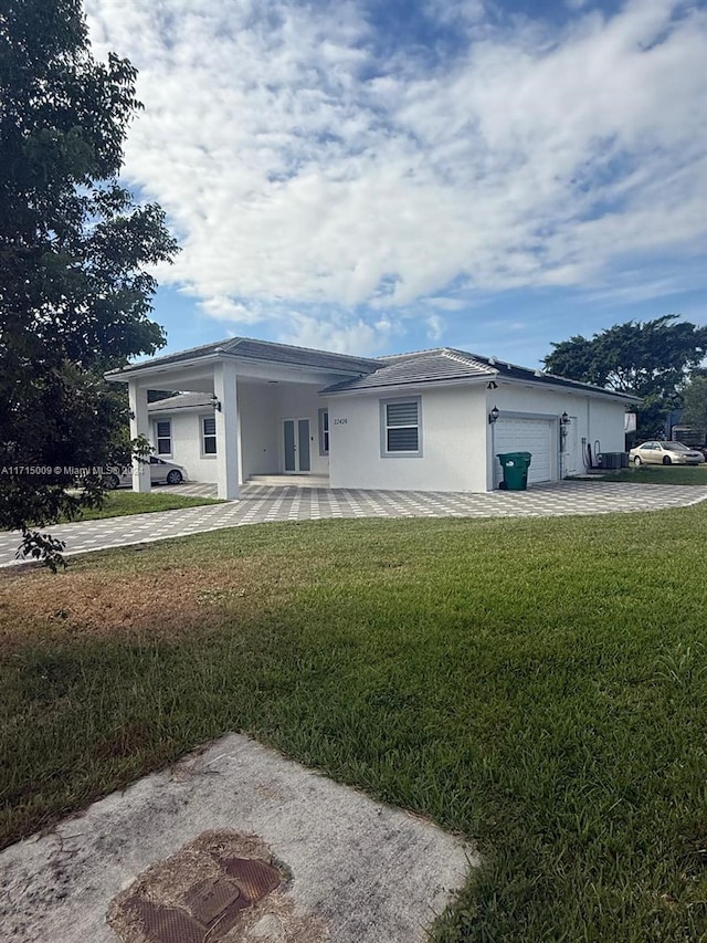 view of front facade featuring a front lawn and a garage