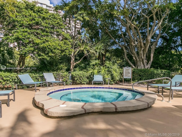 view of swimming pool with an in ground hot tub and a patio area