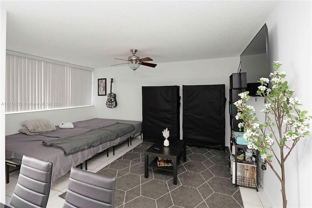 bedroom featuring ceiling fan and a textured ceiling