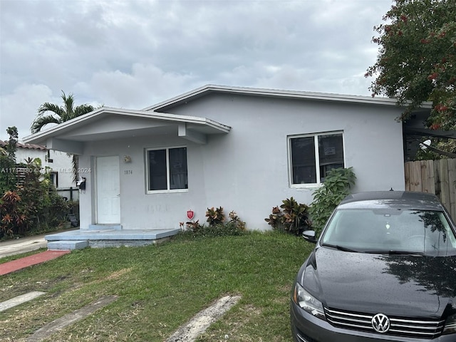 view of front of home featuring a front yard