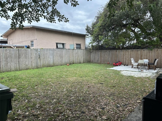 view of yard featuring a patio