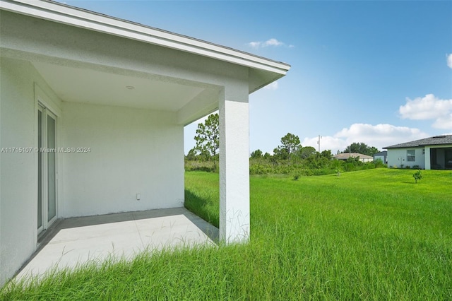 view of yard with a patio