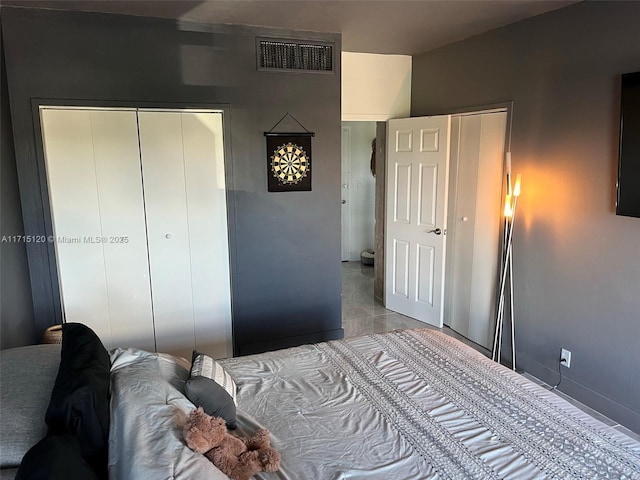 bedroom featuring a closet, visible vents, and baseboards