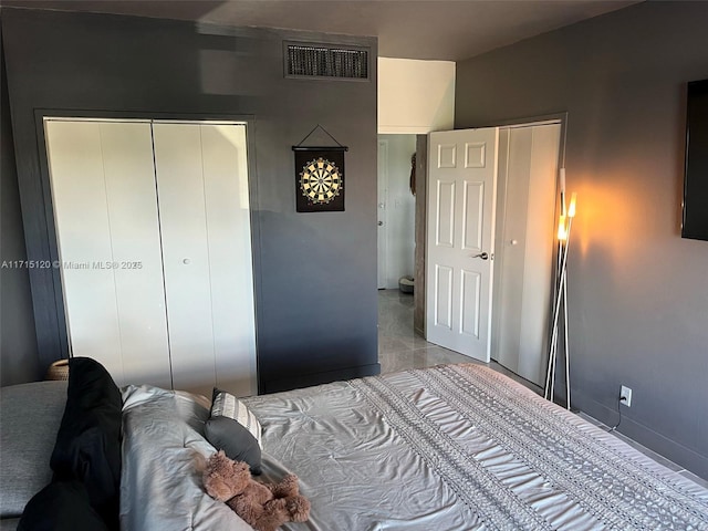 bedroom featuring visible vents, a closet, and baseboards