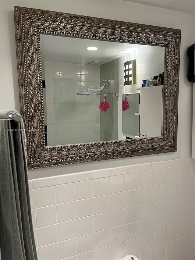 bathroom featuring a tile shower