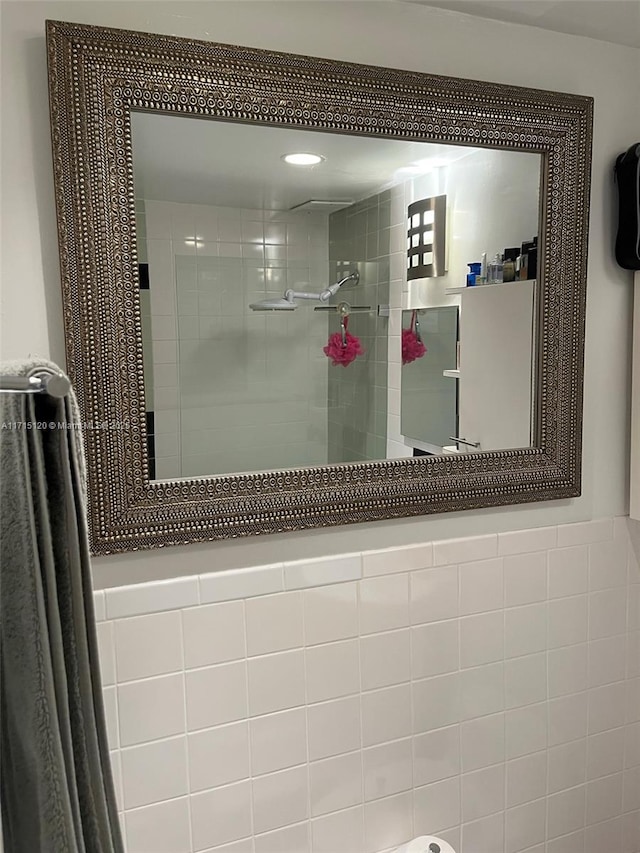 bathroom featuring tiled shower