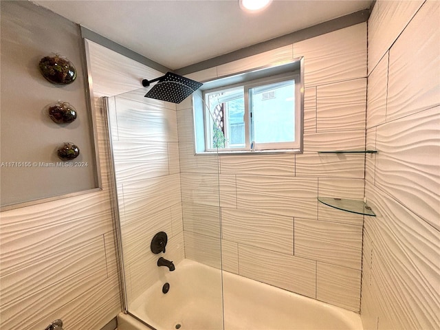 bathroom with tiled shower / bath combo