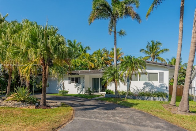 view of front of house featuring a front lawn