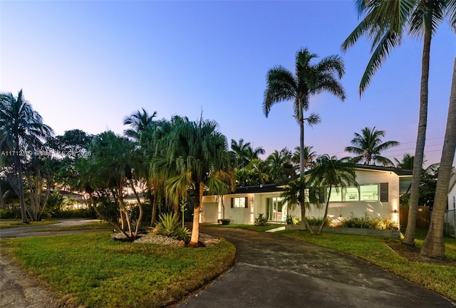 view of front facade with a lawn