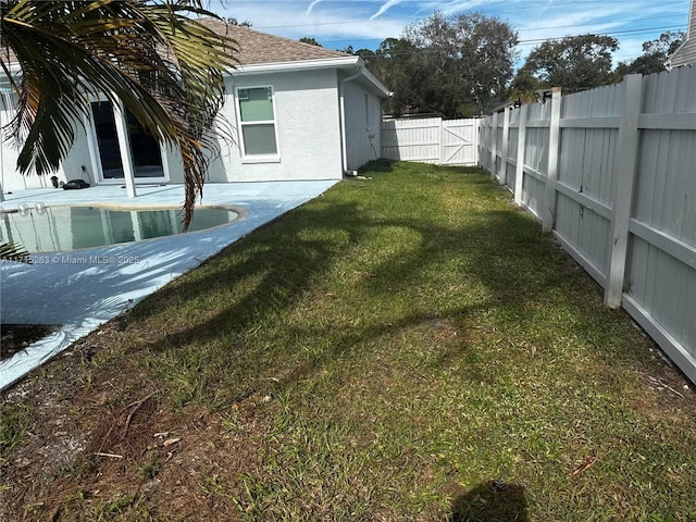 view of yard featuring a patio