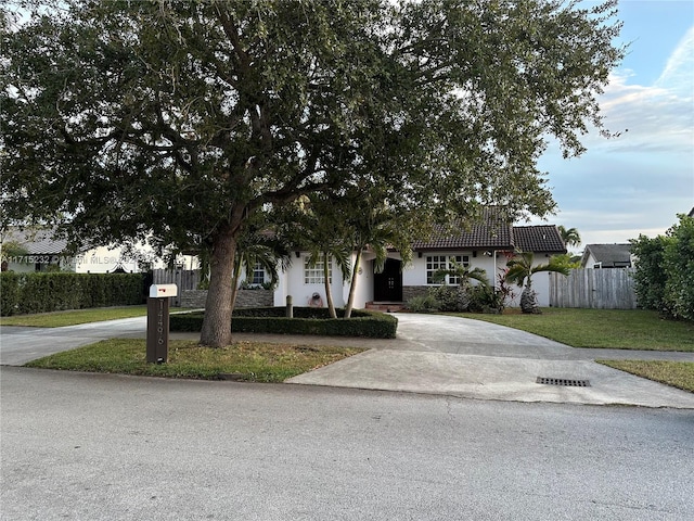 view of front facade with a front yard