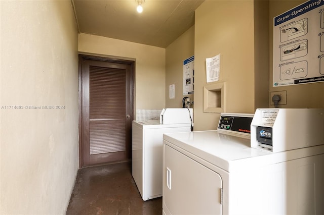 washroom featuring washing machine and clothes dryer