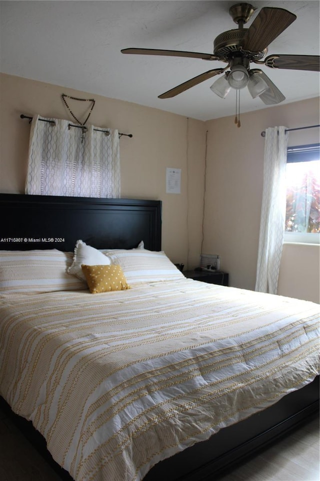 bedroom with a ceiling fan